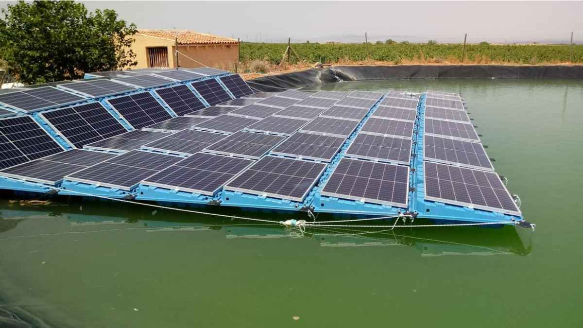 Placas solares flotantes en balsa de riego agrícola para autónomos del campo con ayudas del IDAE
