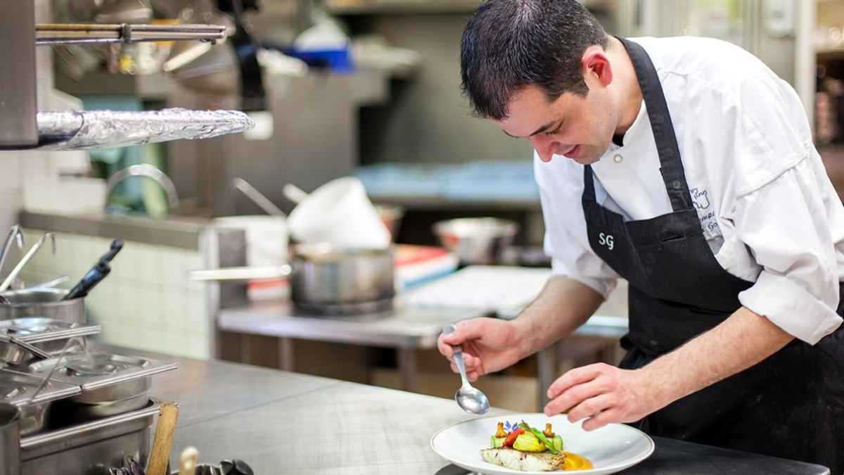 Cocinero en formación realizando prácticas de hostelería en uno de los cursos gratuitos para desempleados en Ávila