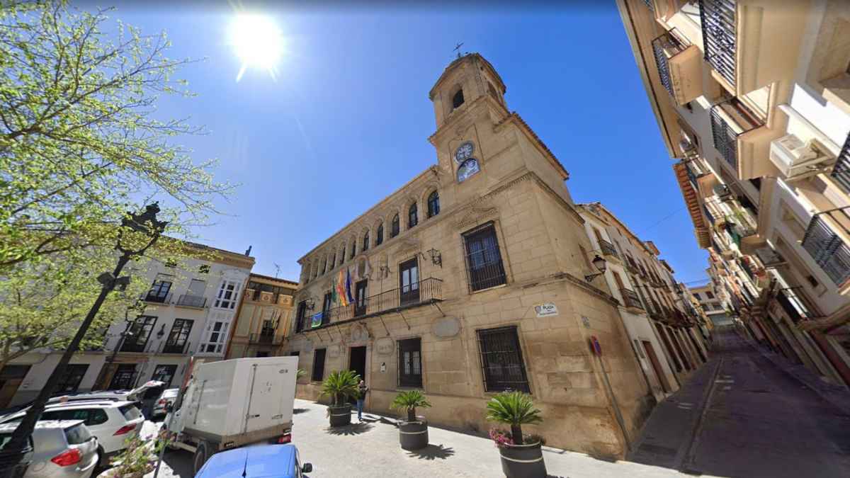 Ayuntamiento de Alcalá la Real tras la incorporación de seis administrativos y la creación de una bolsa de empleo