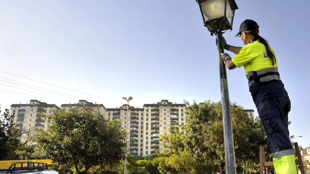 Operaria realizando labores de mantenimiento del alumbrado público en Jerez de la Frontera