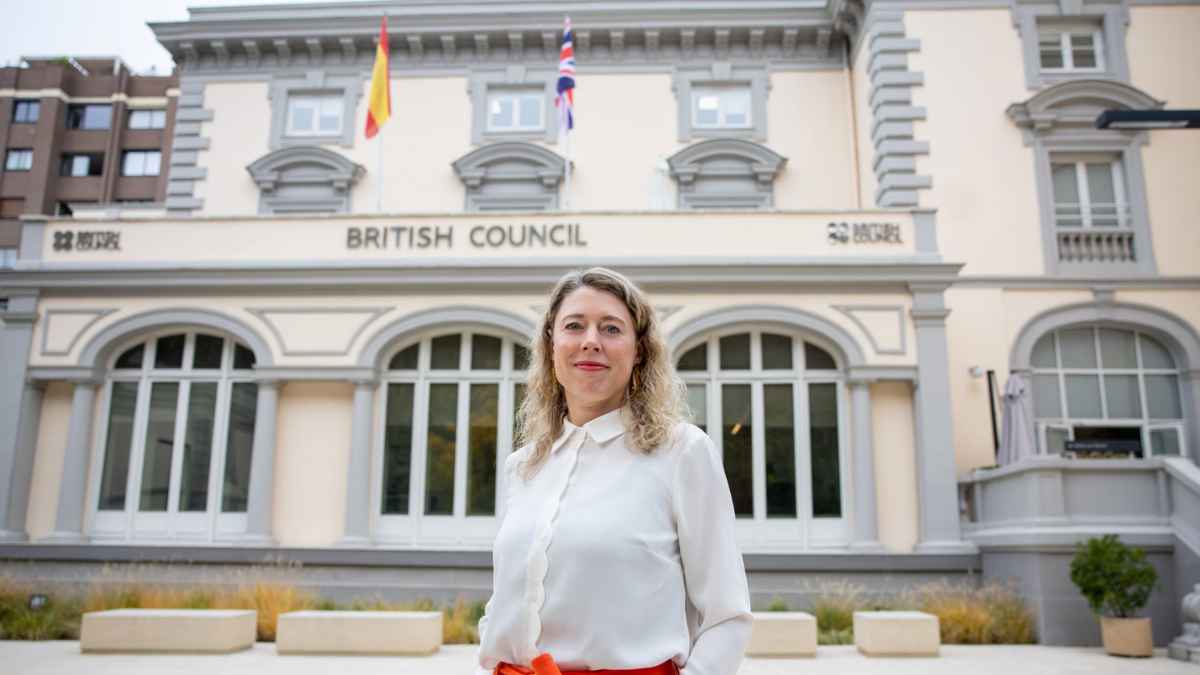 Fachada del British Council en España con una representante de la institución durante la presentación de las becas para profesores de idiomas en Inglaterra