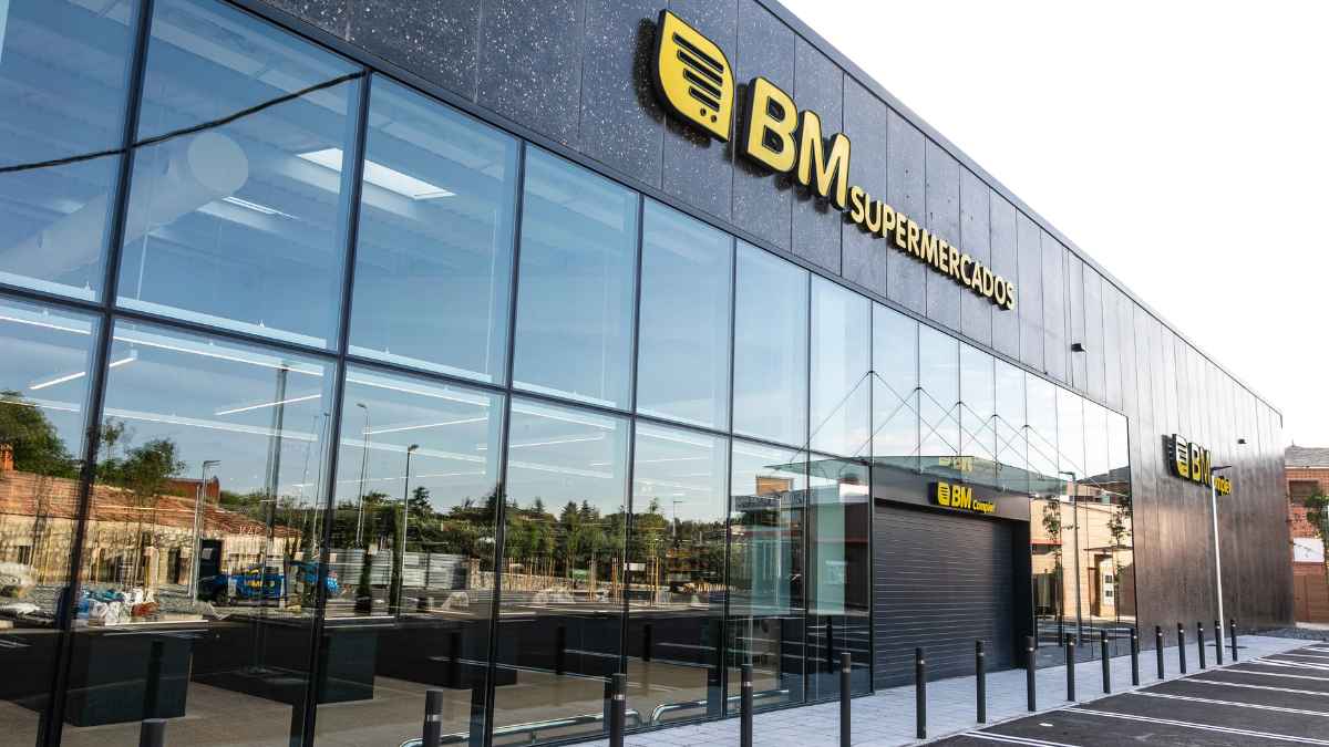 Fachada de un supermercado BM que busca personal sin experiencia en Madrid, Bilbao y Pamplona