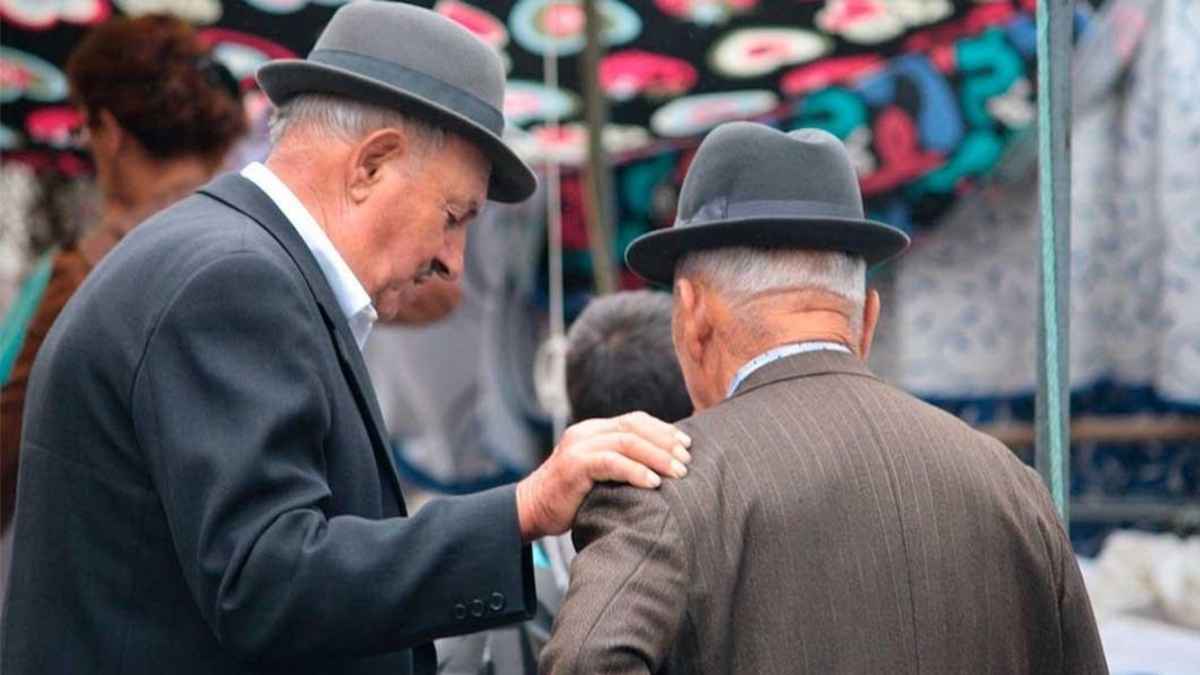 Personas mayores que pueden cobrar la pensión de orfandad con más de 60 años