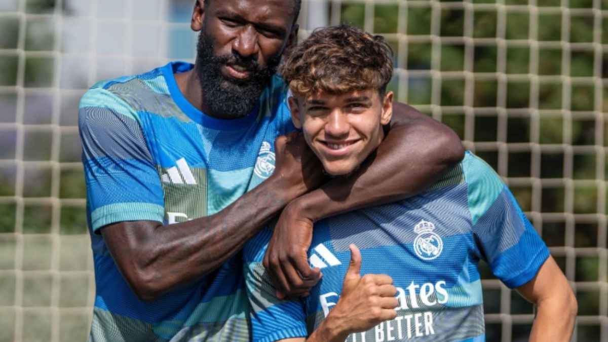 Entrenadores y jugadores durante una sesión de entrenamiento de fútbol profesional