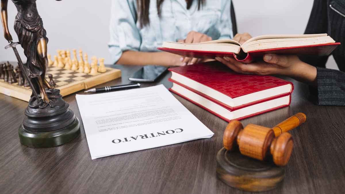 Abogado laboralista revisando contrato y documentación laboral antes de una consulta sobre nómina, finiquito o despido