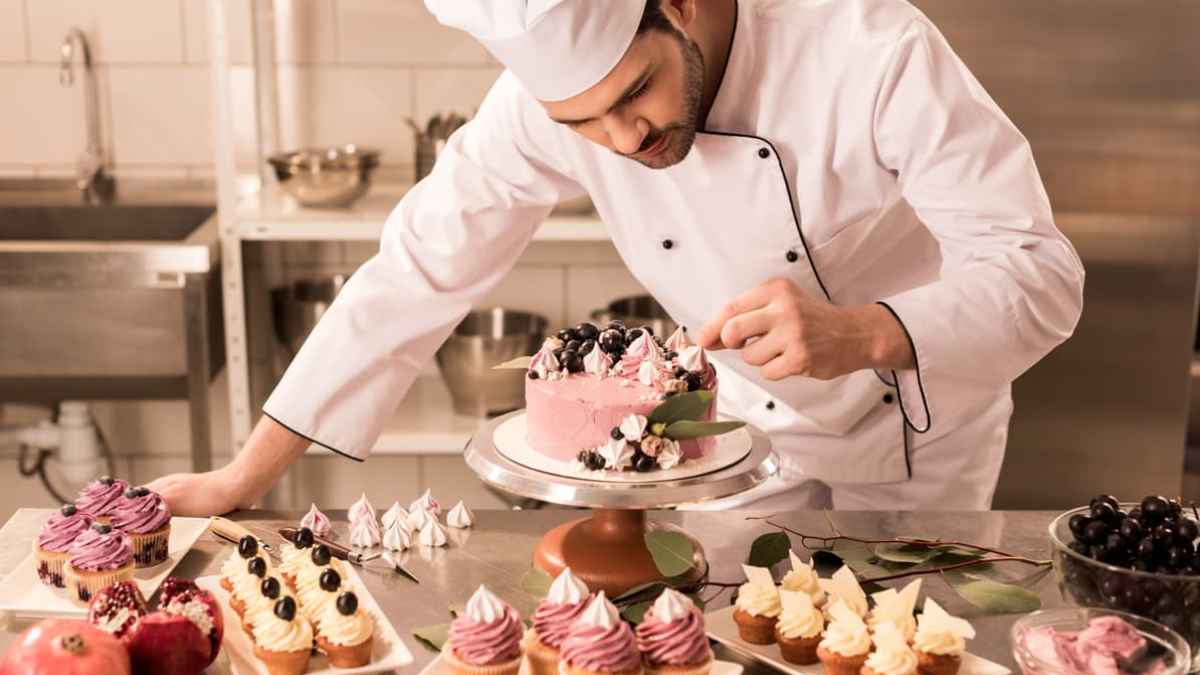 Pastelero elaborando una tarta en un curso gratuito de pastelería con certificado de profesionalidad en Cebreros