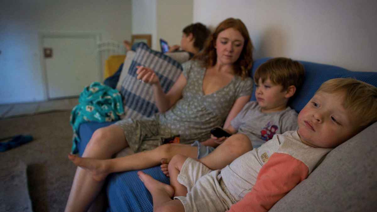 Madre de cinco hijos en casa tras ser despedida antes de Navidad y quedarse sin ingresos