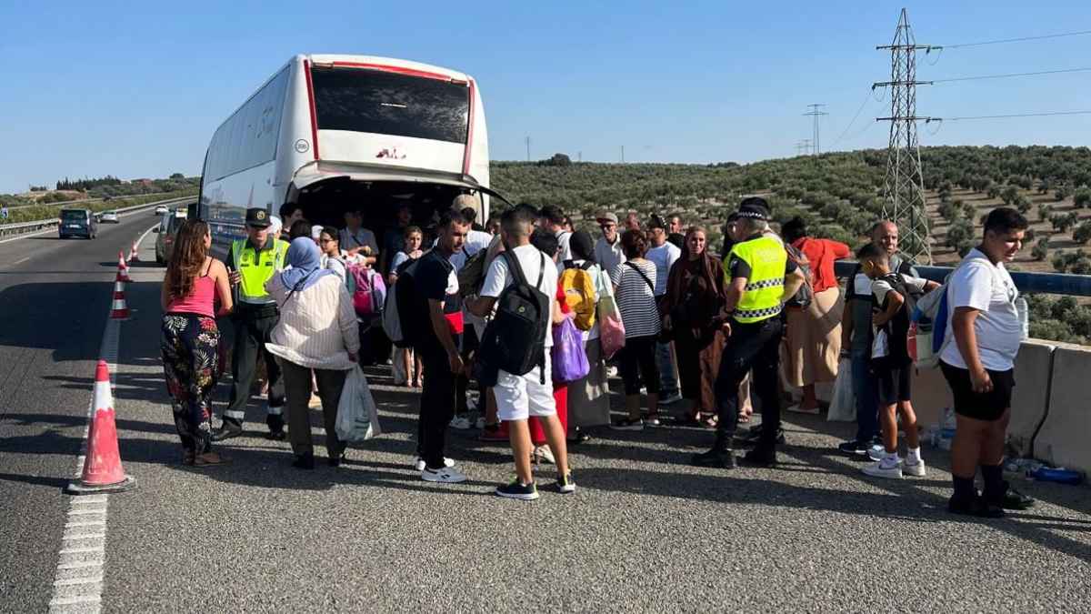 Pasajeros de un autobús abandonados en carretera tras quedarse sin combustible durante el servicio