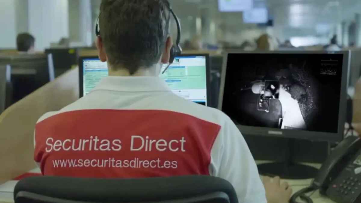 Empleado de Securitas Direct en su puesto de trabajo en un caso de despido por uso indebido de tarjeta de empresa durante una baja médica