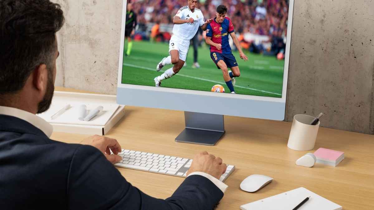 Trabajador usando el ordenador de la empresa para ver un partido de fútbol en horario laboral