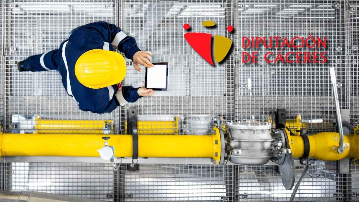 Operario industrial con tablet en fábrica durante cursos online gratuitos de la Diputación de Cáceres