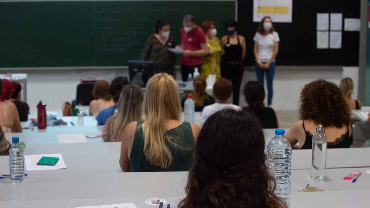 Jóvenes preparando oposiciones en un aula gracias a las becas del Gobierno