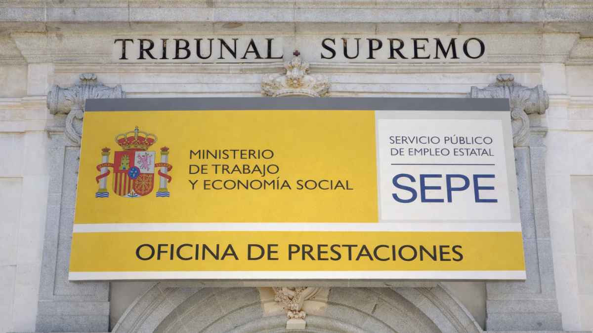 Fachada del Tribunal Supremo con cartel del SEPE tras la sentencia sobre devolución de subsidios