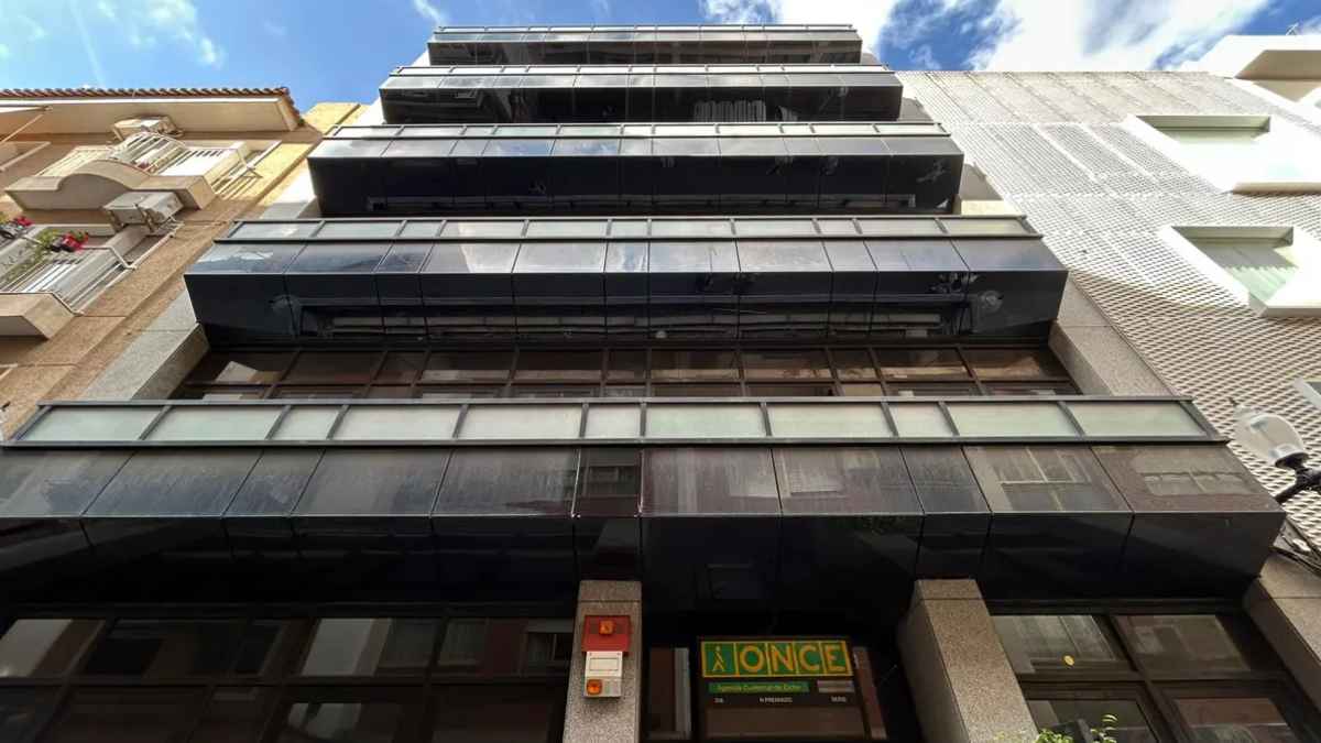 Fachada de la antigua sede de la ONCE en Elche donde se ubicará el nuevo Buenas Hotel