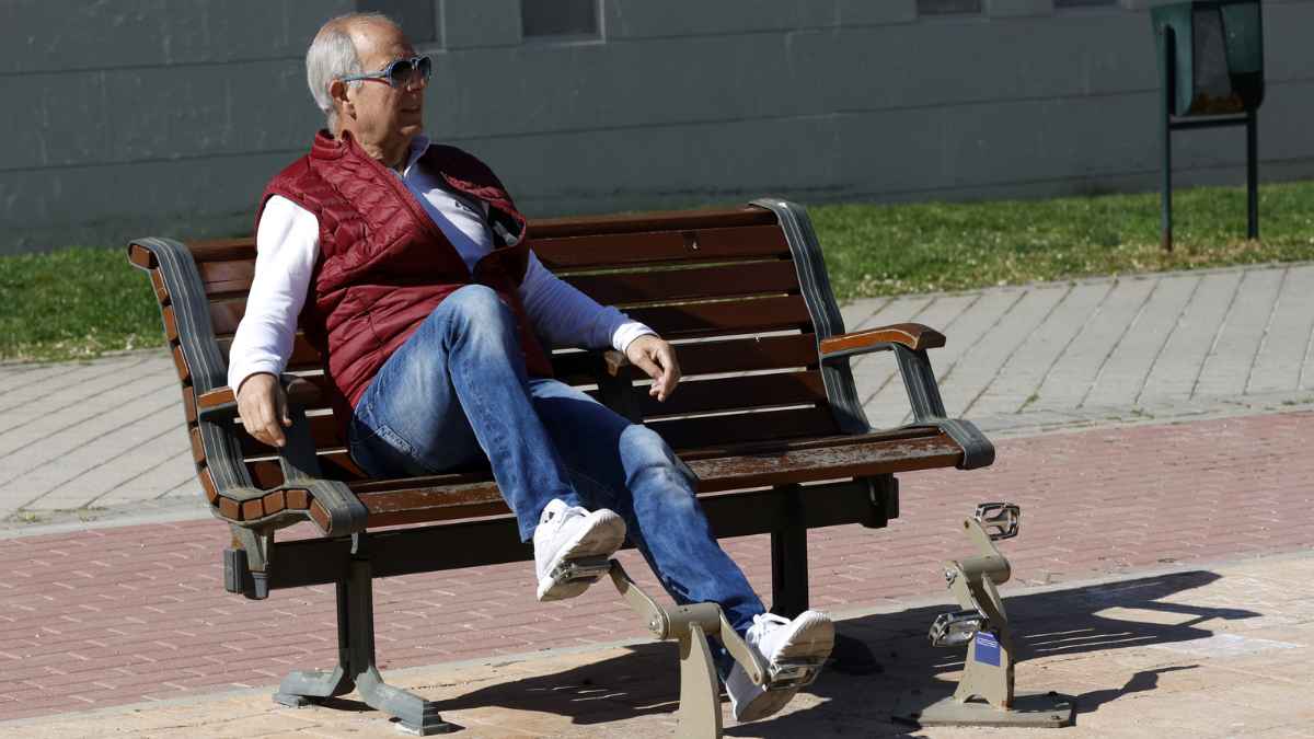 Hombre jubilado descansando en un banco de un parque tras una sentencia favorable de jubilación