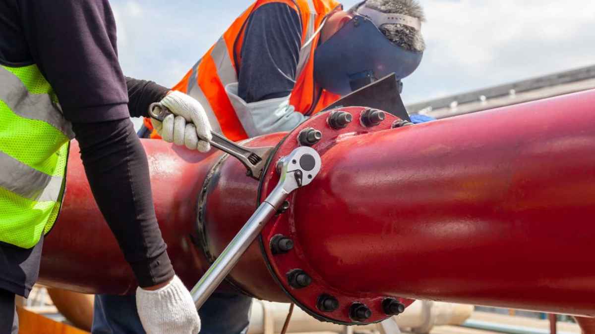 Operarios instalando tuberías industriales