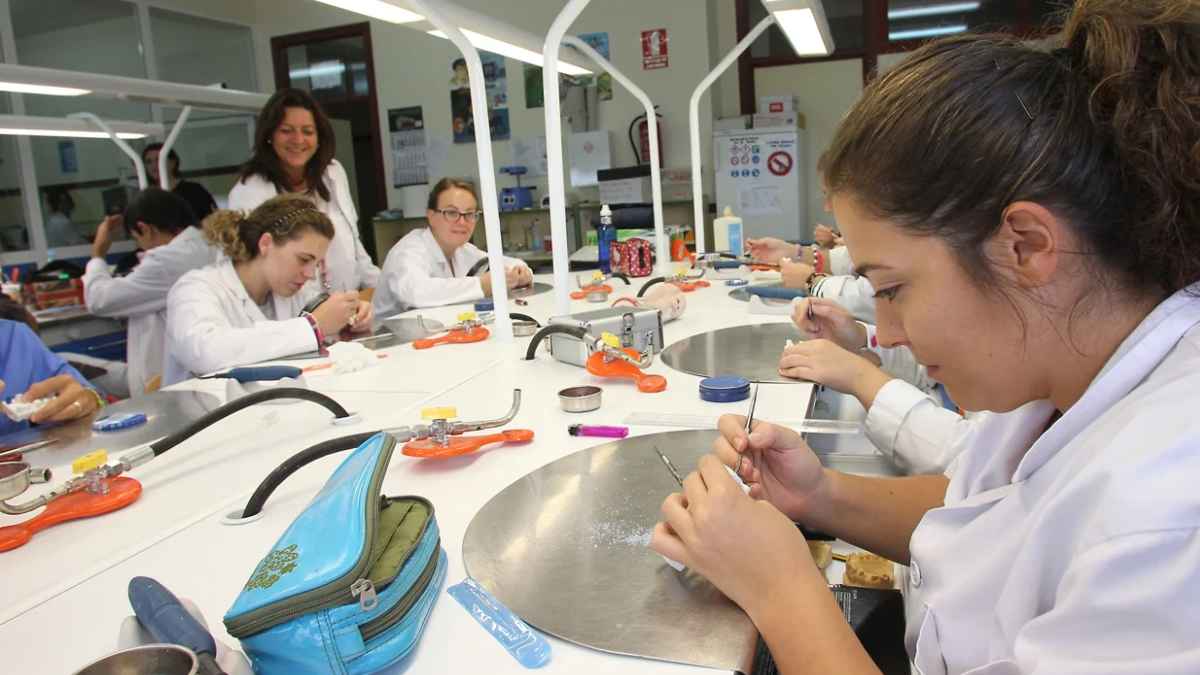 Alumnos de FP Dual en Andalucía realizando prácticas obligatorias en un centro educativo