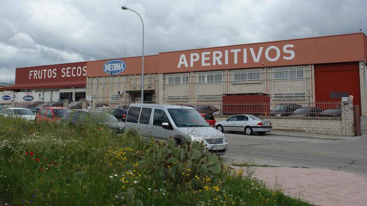 Fachada de la fábrica de Frutos Secos Medina en Móstoles antes de su cierre y traslado de la producción a Cataluña
