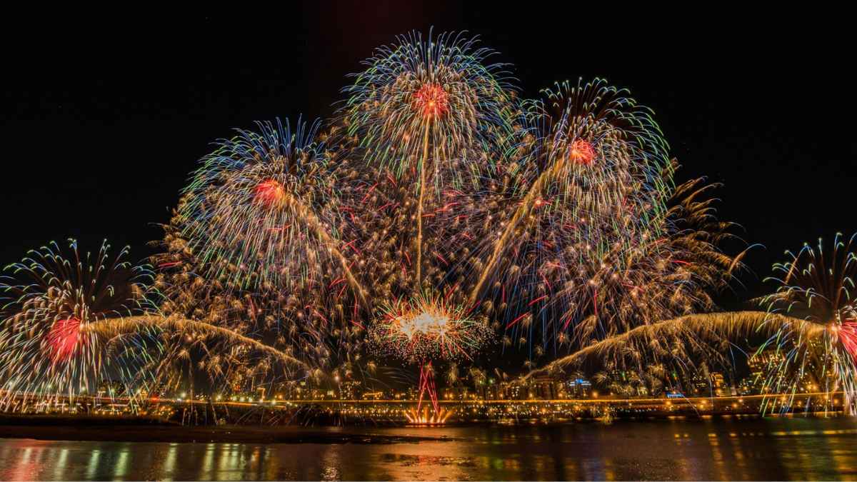 Fuegos artificiales durante un espectáculo de pirotecnia relacionado con el nuevo curso oficial del Gobierno