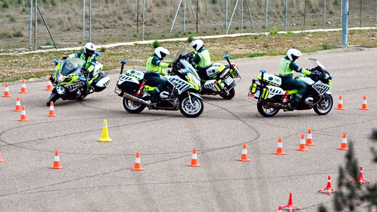 Guardias civiles de Tráfico en prácticas realizando maniobras en moto durante su formación en seguridad vial