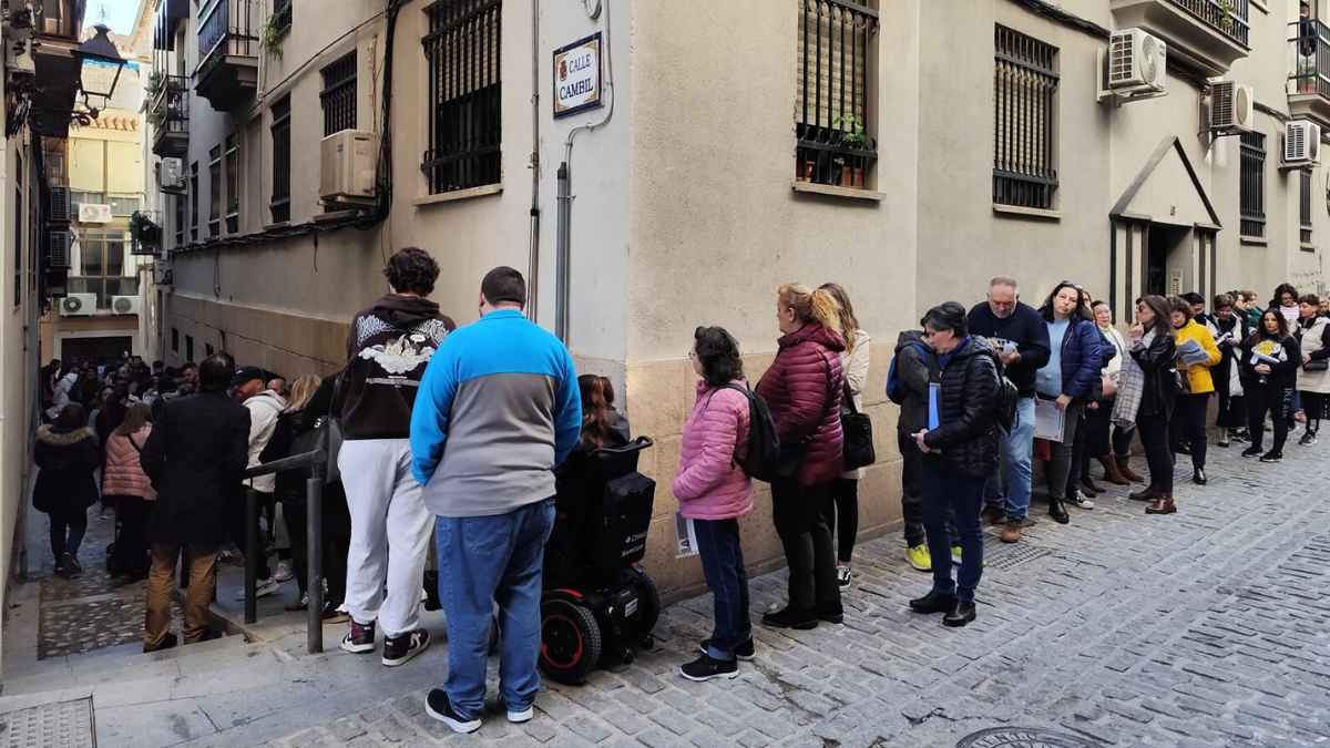 Personas haciendo cola para acceder a programas de empleo y ayudas del IMEFE en Jaén
