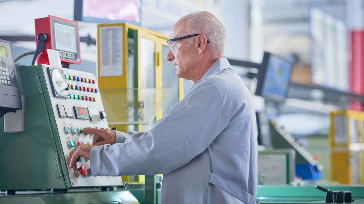 rabajador mayor en fábrica simboliza la jubilación a los 66 años y 10 meses en 2026