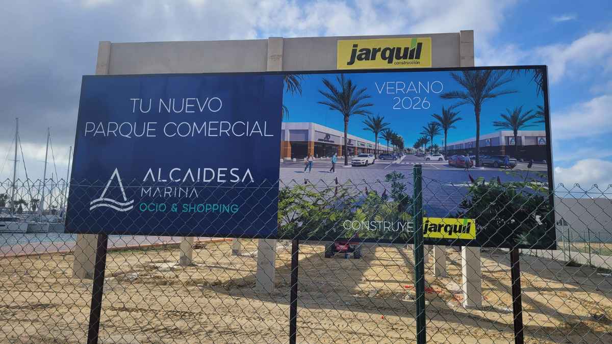 Cartel del nuevo parque comercial Alcaidesa Marina en La Línea con apertura prevista y creación de empleo