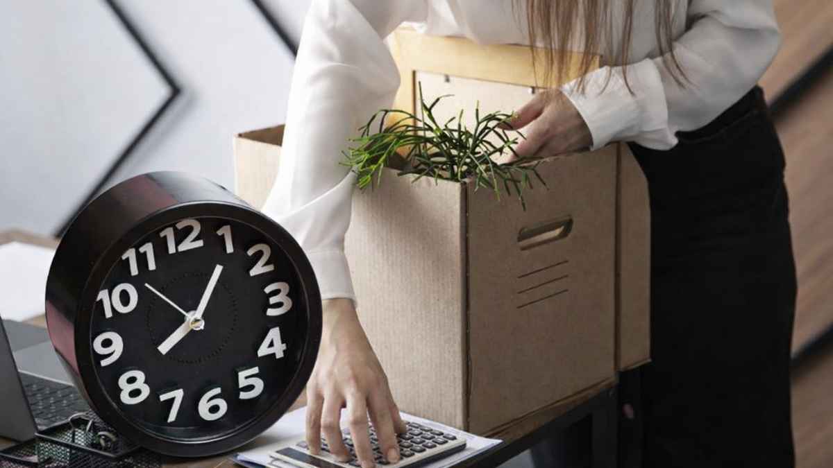 Trabajadora despedida recogiendo sus cosas tras incumplir el horario laboral