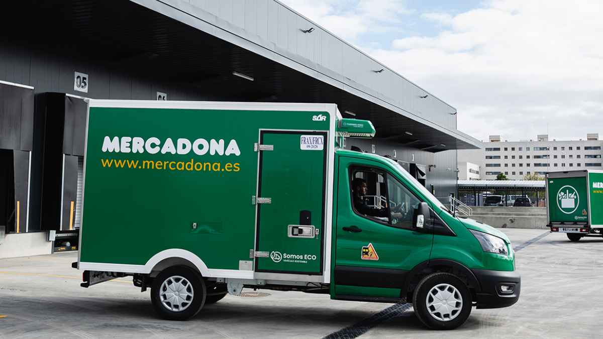 Furgoneta de reparto de Mercadona en una colmena online durante la preparación de pedidos