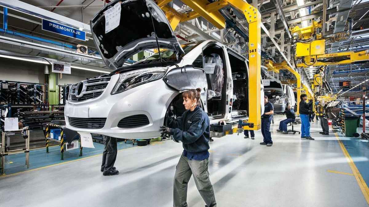 Operaria en la línea de montaje de la fábrica de Mercedes-Benz Vitoria durante la producción de vehículos