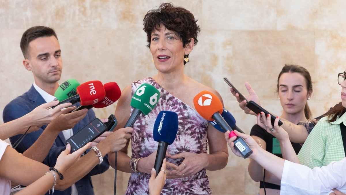 Representante del Gobierno explicando medidas de la Seguridad Social ante los medios