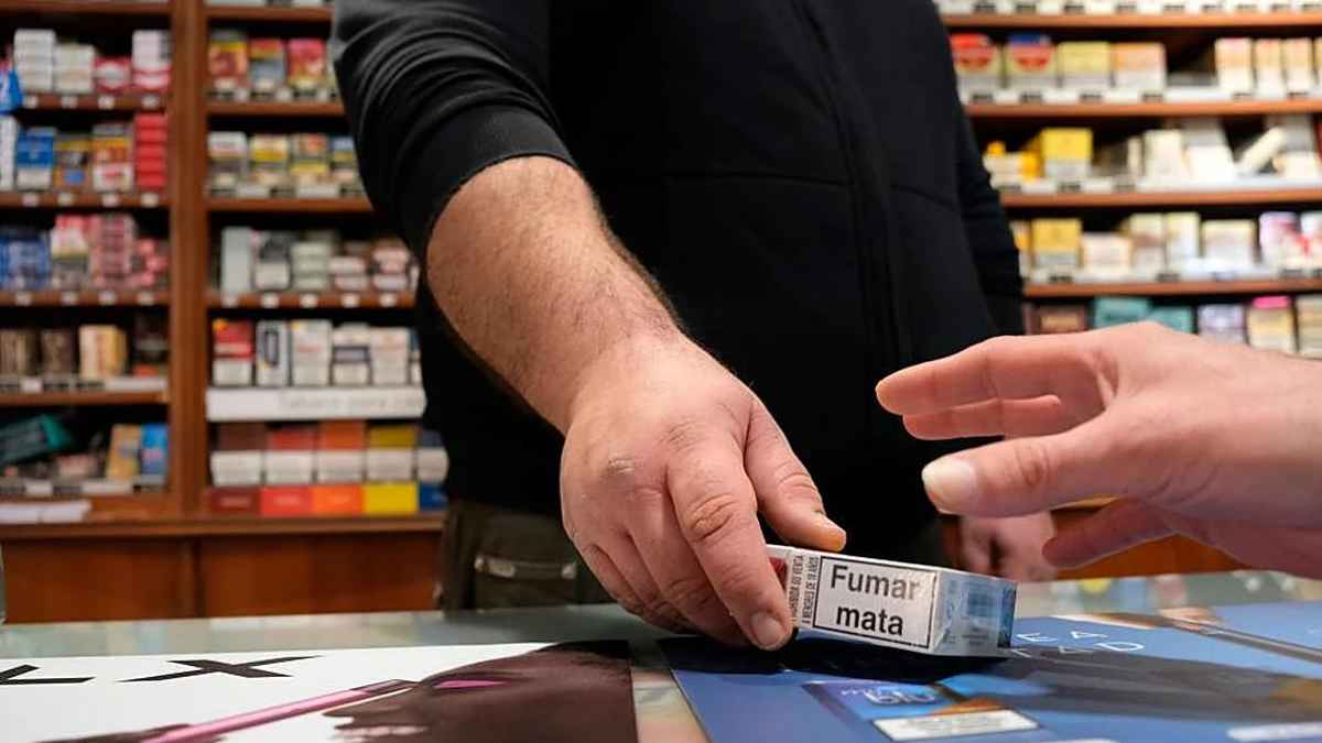Cliente comprando tabaco en un estanco de España, un negocio con alta facturación y bajos beneficios