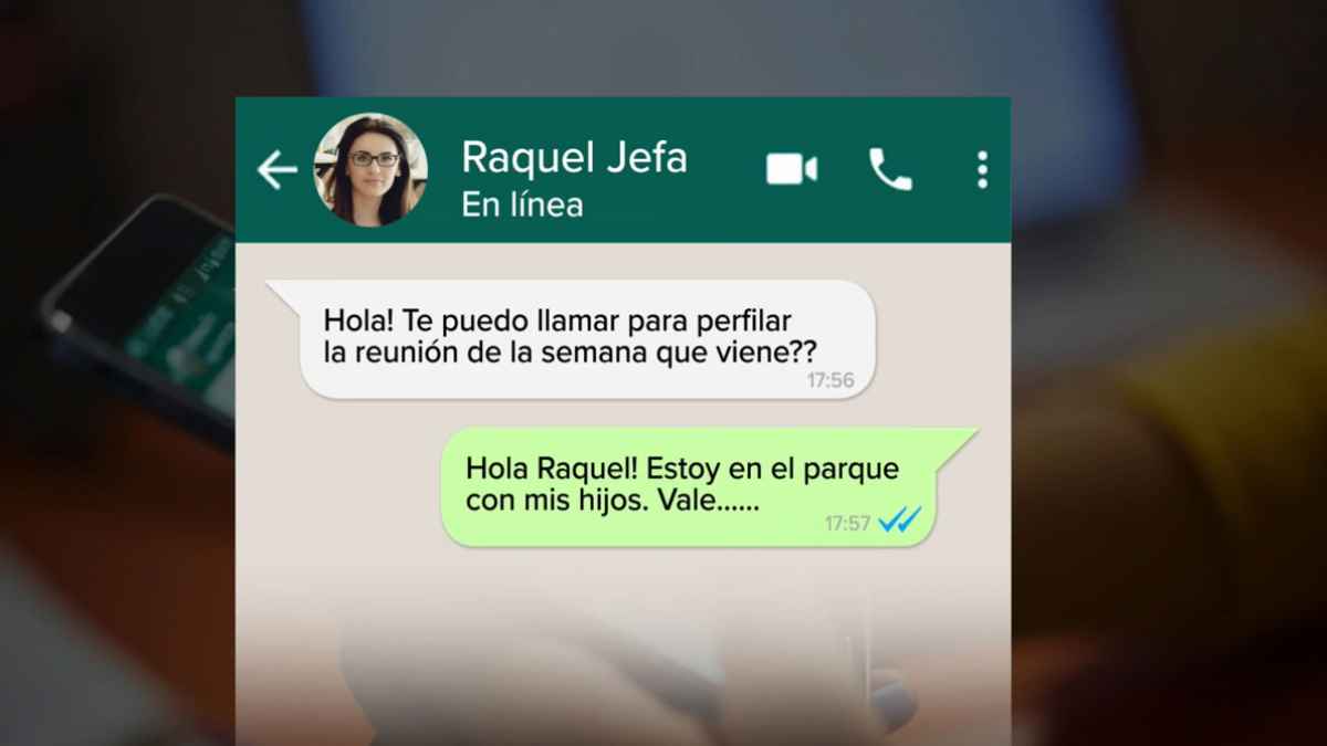 Mensaje de WhatsApp de una jefa a un trabajador fuera del horario laboral
