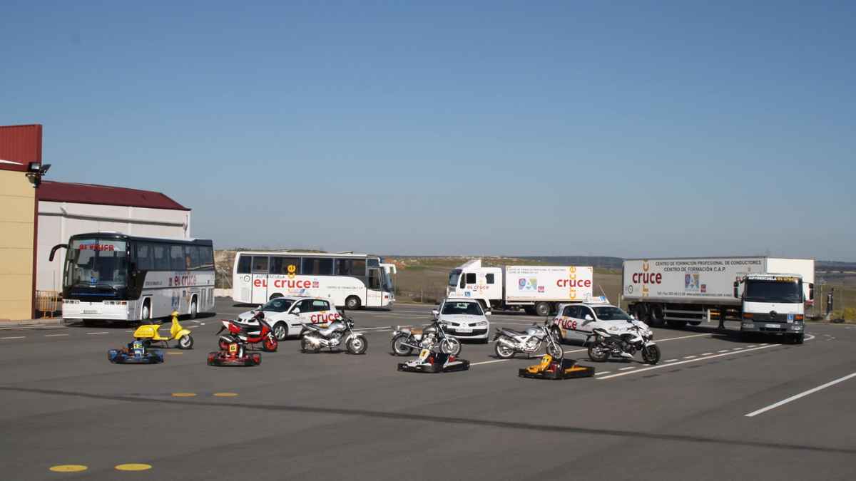 Autoescuela El Cruce con camiones, autobuses y motos en su centro de formación de Ciudad Rodrigo