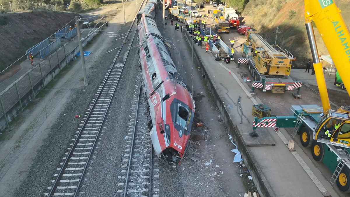 Tren Alvia e Iryo accidentados en Adamuz durante el regreso de opositores tras el examen en Madrid