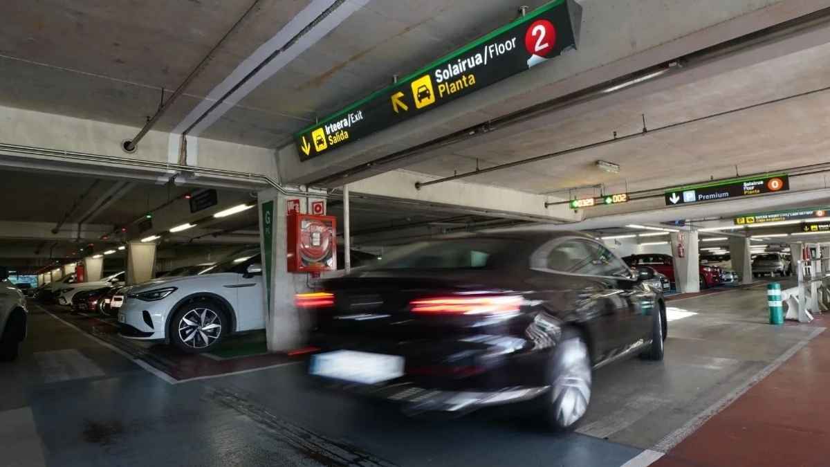 Parking del aeropuerto de Bilbao donde un trabajador fue sorprendido conduciendo el coche de una turista