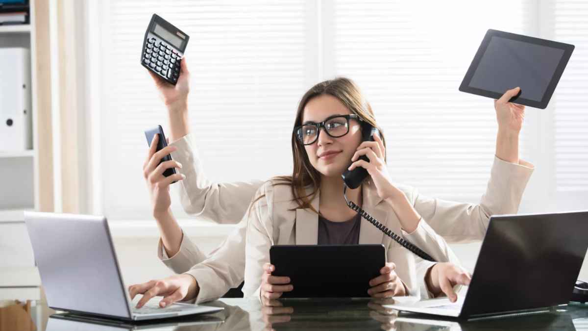 Trabajadora gestionando varios empleos a la vez, ejemplo de pluriempleo y pluriactividad en la Seguridad Social