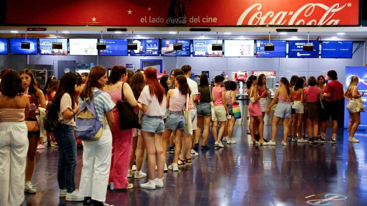 Personas haciendo cola en un cine durante un estreno muy esperado