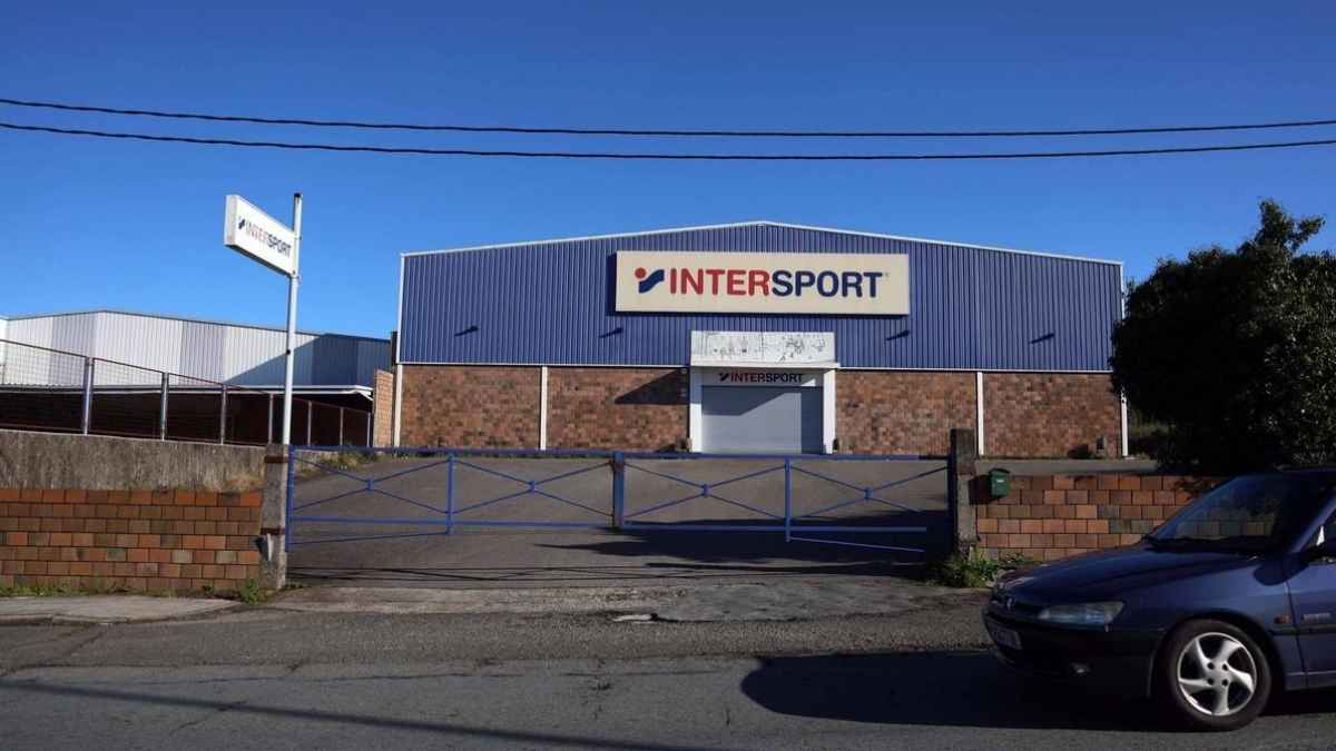 Fachada de una tienda Intersport cerrada durante las rebajas finales antes del cierre definitivo