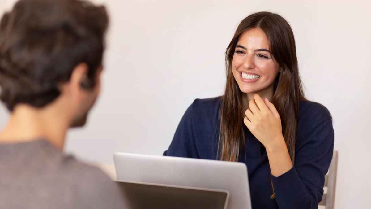 Entrevista de trabajo en la que una reclutadora pregunta por qué el candidato quiere trabajar en la empresa