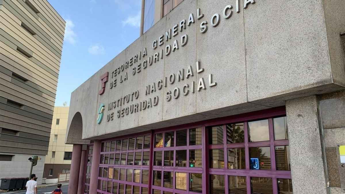 Fachada de la Seguridad Social donde se tramitan pensiones y se detectan cobros indebidos a pensionistas