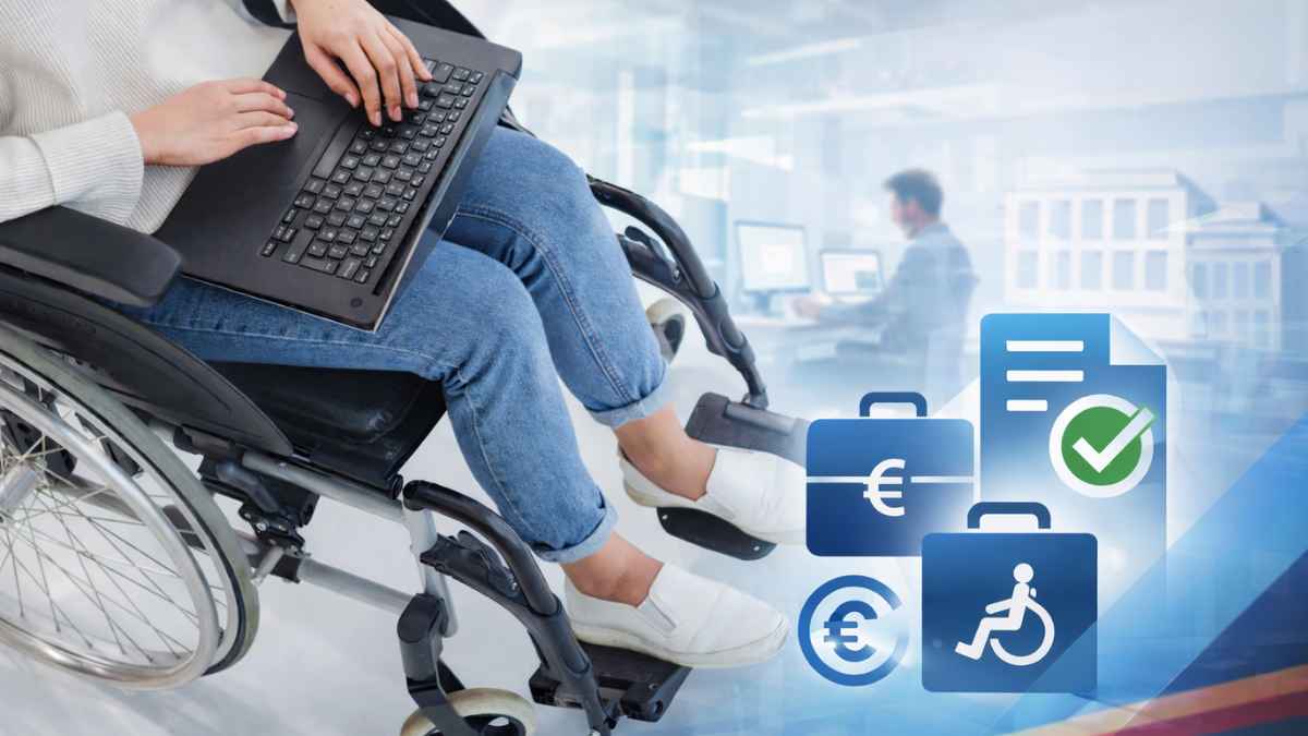 Persona con incapacidad permanente trabajando con un ordenador y compatibilizando pensión y empleo