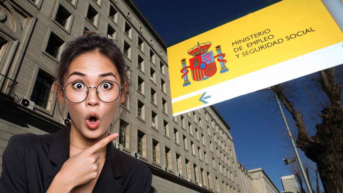 Mujer señalando el Ministerio de Empleo y Seguridad Social por el recorte de hasta el 30% en la pensión por jubilación involuntaria