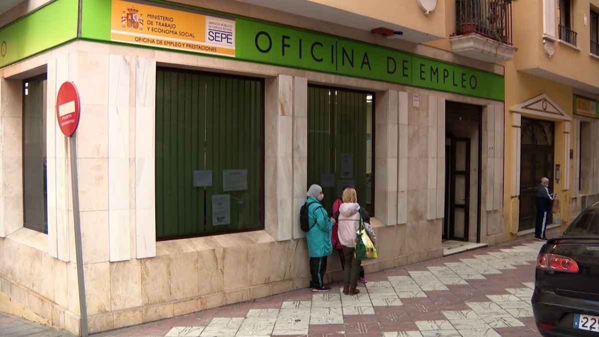 Oficina del SEPE con personas esperando para realizar trámites de empleo y prestaciones