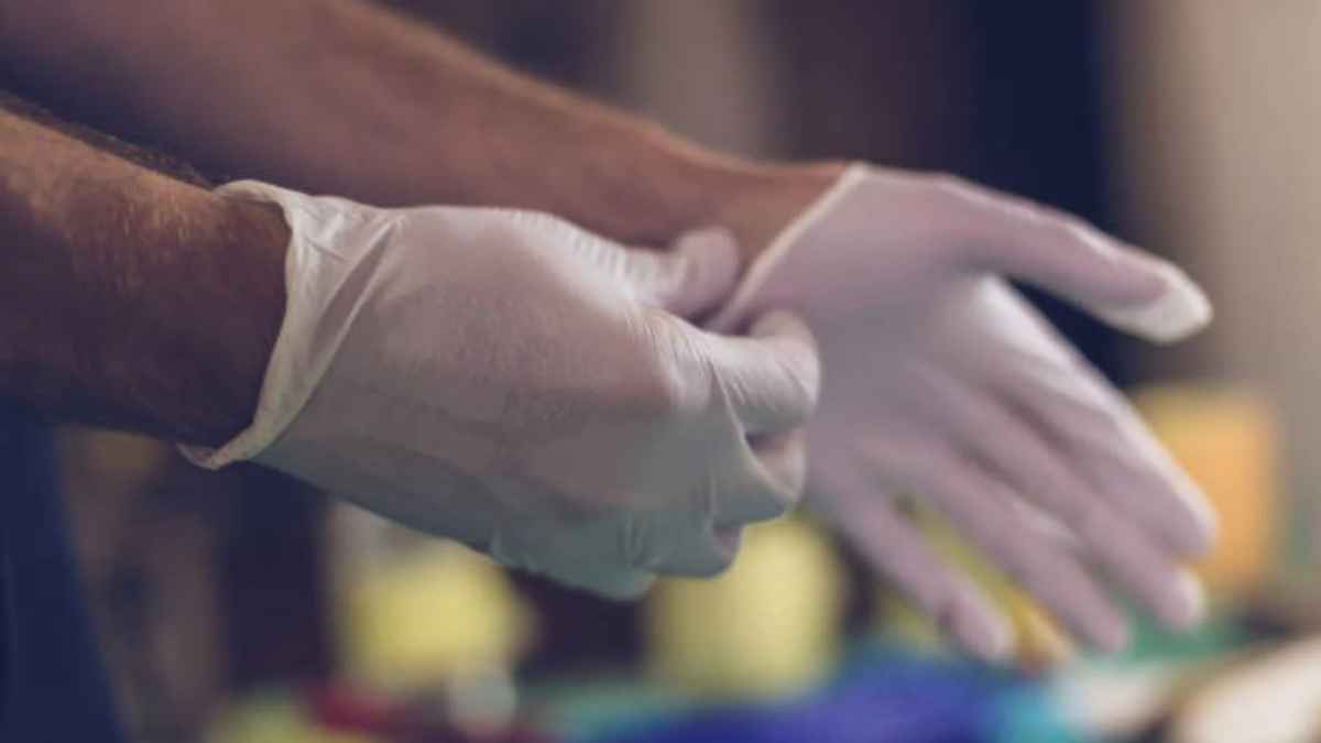 Profesional sanitario con guantes en una oferta de empleo del SEPE para enfermería sin experiencia