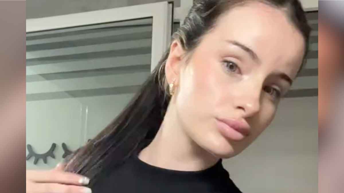 Joven emprendedora en su salón de uñas en Barcelona