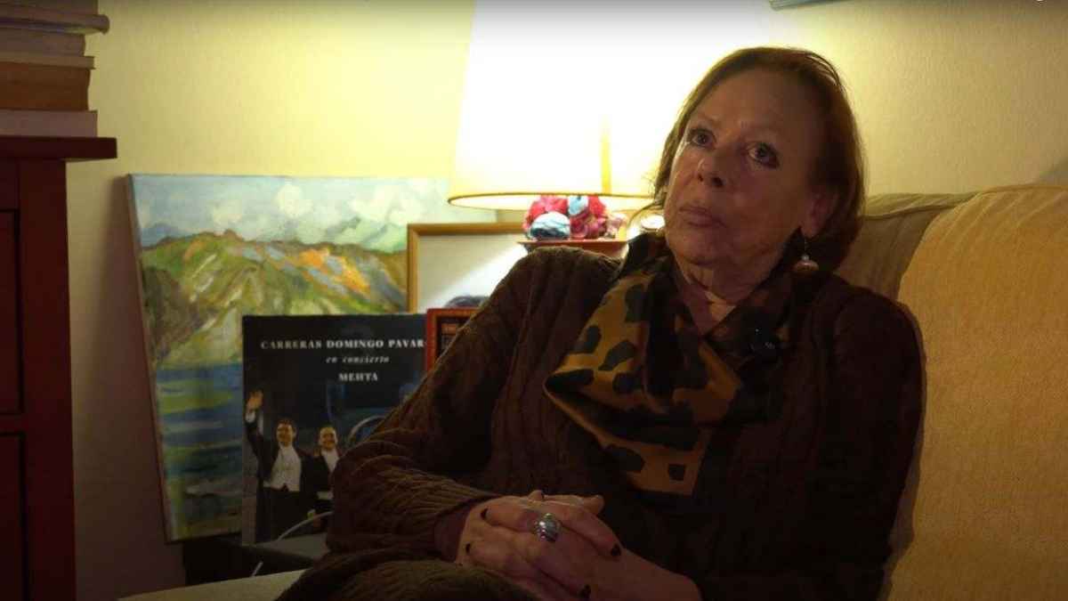 Jubilada sentada en el sofá de su casa afectada por una pensión de 800 euros insuficiente