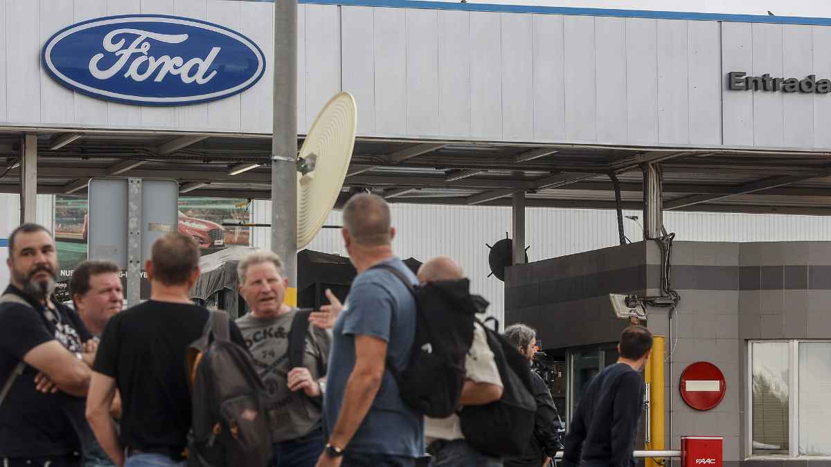 Trabajadores de Ford Almussafes a la entrada de la fábrica afectados por el ERTE y la devolución de ayudas