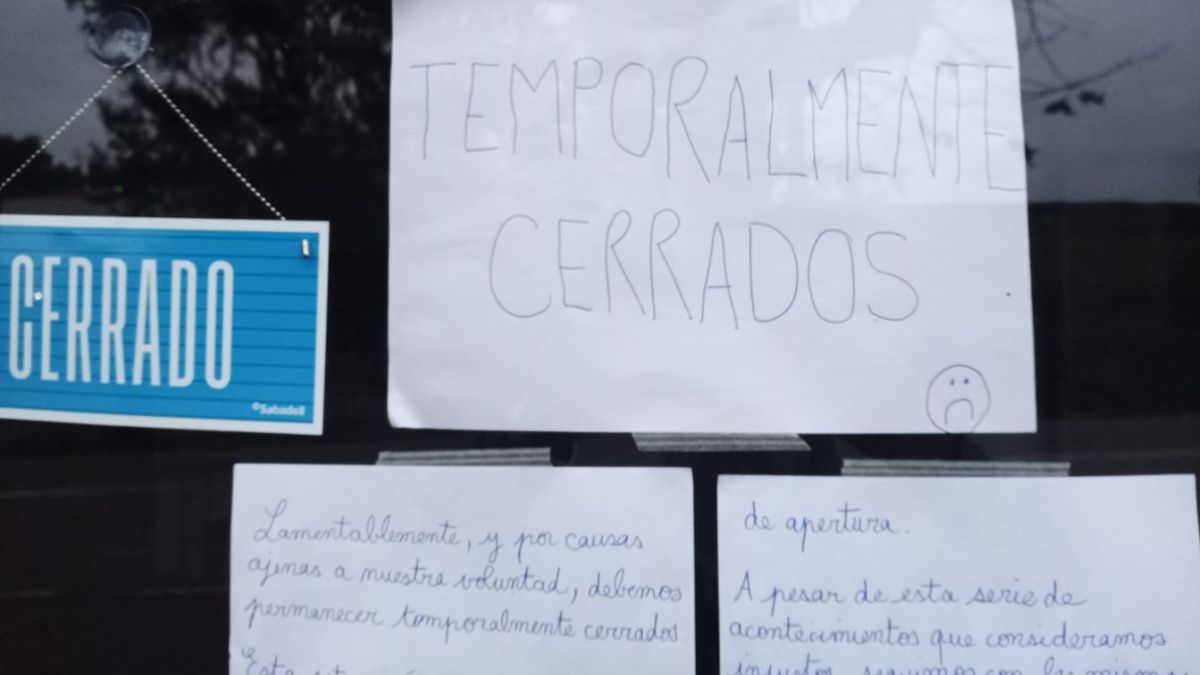 Cartel de bar cerrado temporalmente tras un despido durante la baja por maternidad en Moaña