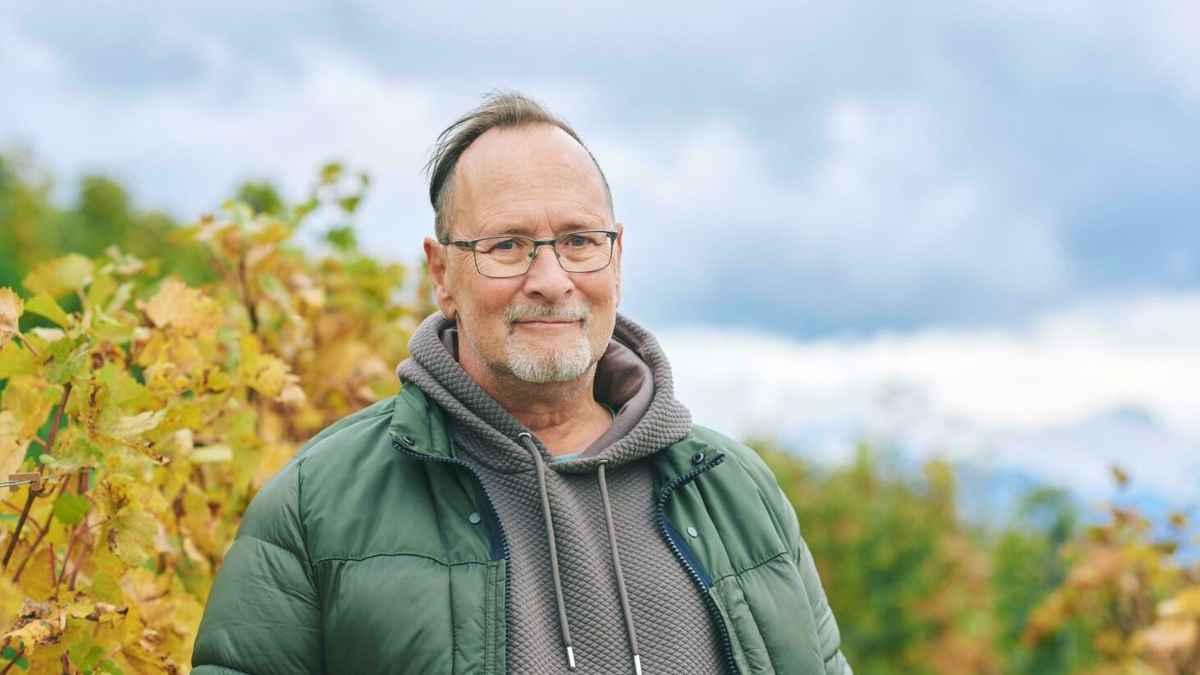 Hombre planificando su jubilación anticipada a los 55 años con ingresos de 2.500 euros al mes